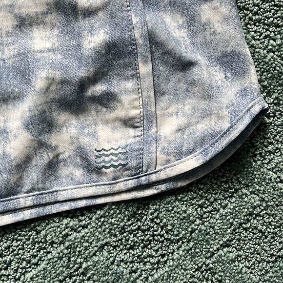 Billabong women’s blue and white shorts medium elastic waist - Picture 4 of 4